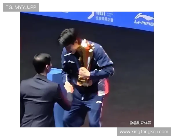 王励勤亲自颁奖 温瑞博淡定应对挑战